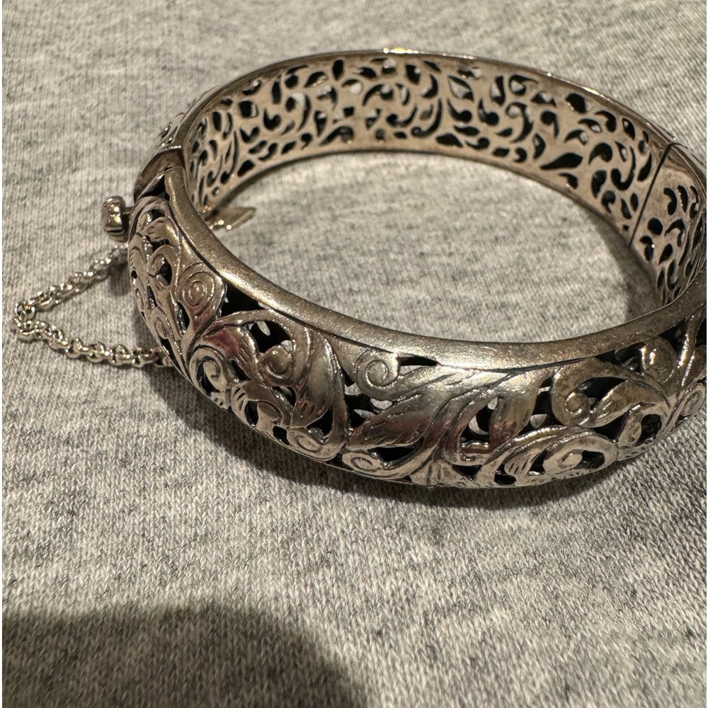 Beautifully handcrafted sterling silver Silpada bangle